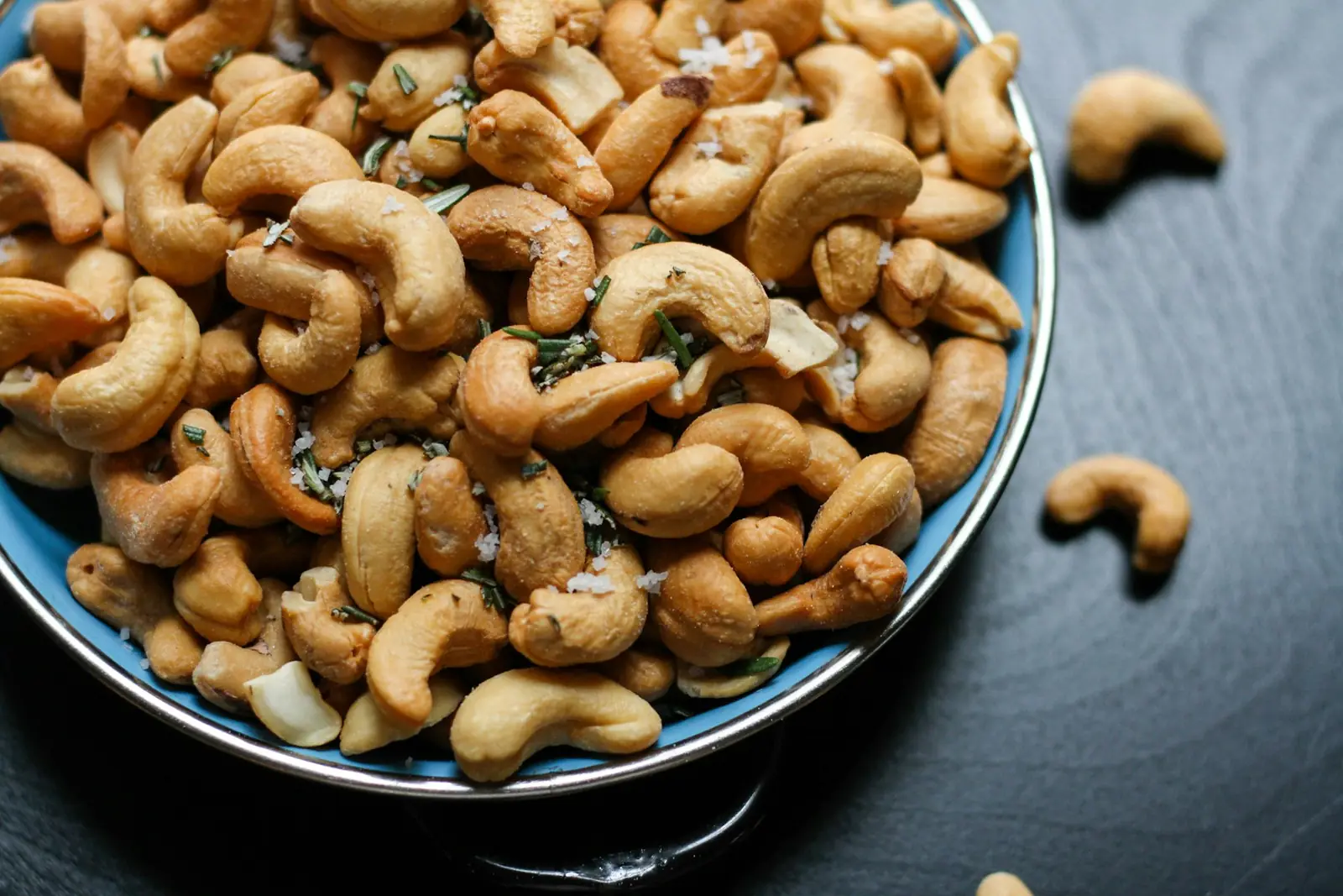 Raw cashew nuts from Benin and Tanzania in a bowl