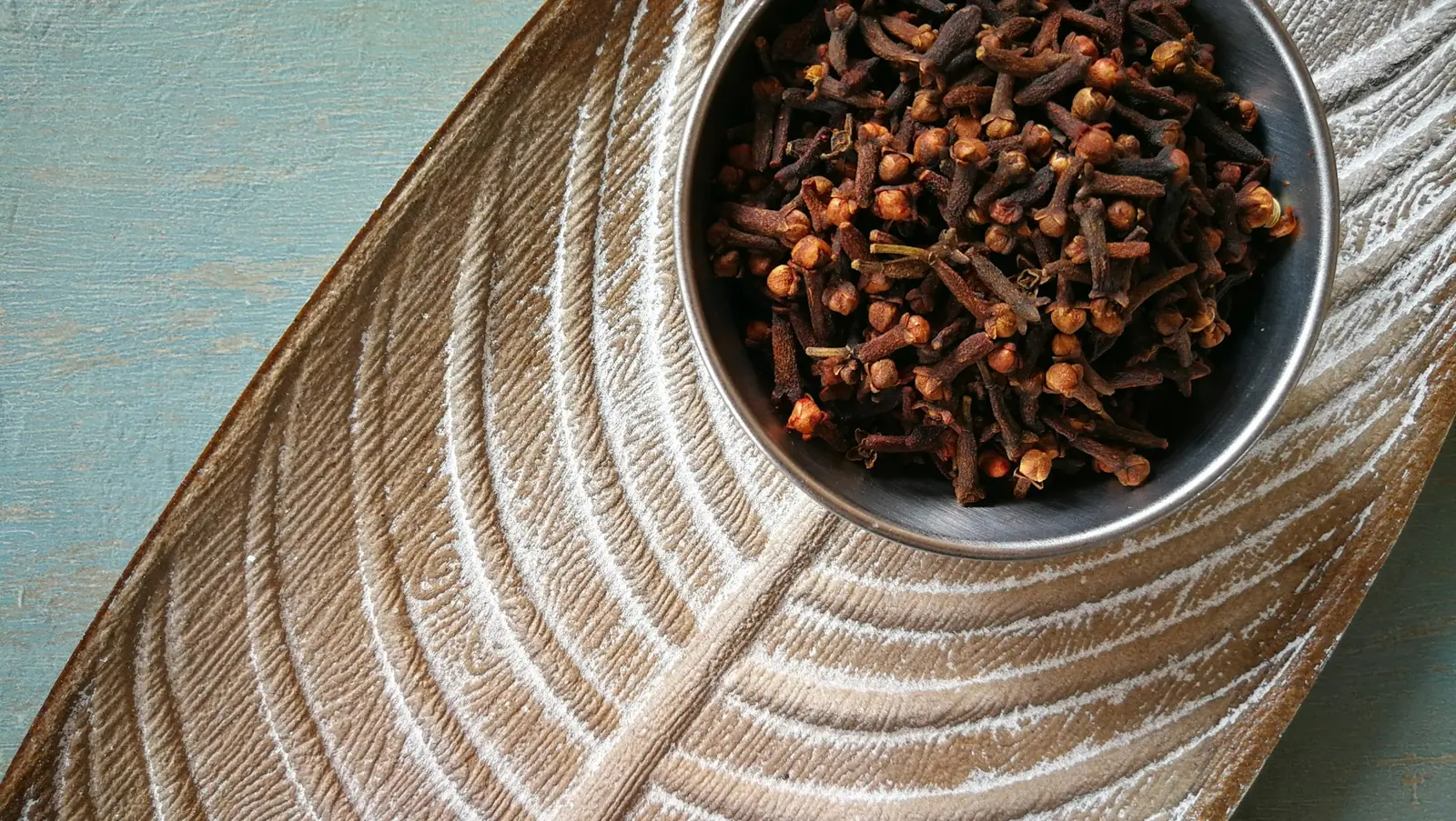 Cloves in a bowl